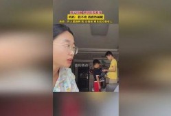 爸妈打闹女孩吃瓜,家庭欢乐瞬间成童年美好回忆