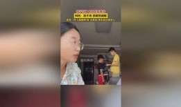 爸妈打闹女孩吃瓜,家庭欢乐瞬间成童年美好回忆