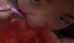 宝宝在家吃瓜视频,萌化网友心