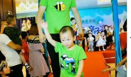 爸妈打闹女孩吃瓜,家庭欢乐瞬间成童年美好回忆