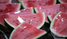 小暑买瓜吃,瓜果飘香，尽享清凉夏日美味