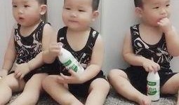 宝宝在家吃瓜视频,萌化网友心